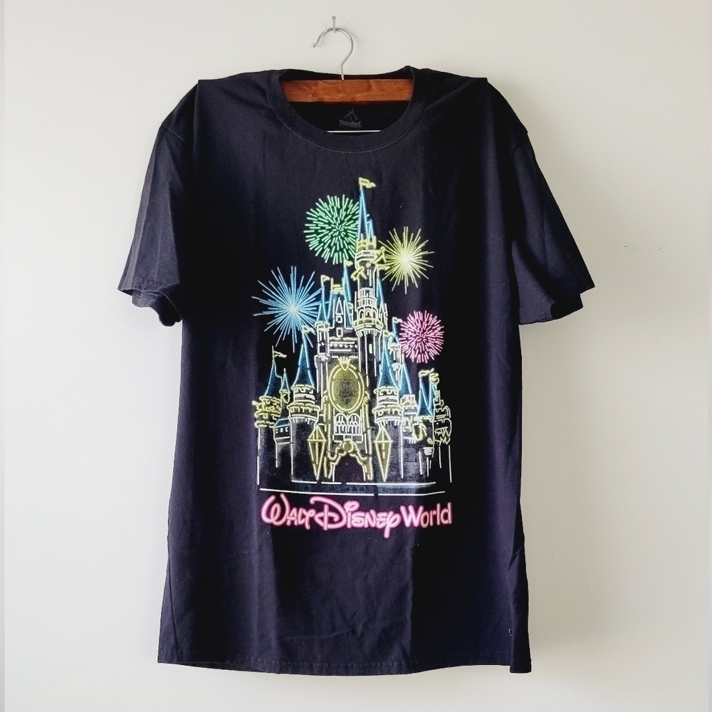 Hanes Walt Disney multicolor Castle‎ with fireworks black t-shirt size M